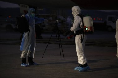 KLIA, Malezya - 22 Mart 2020 Yolcu uçuşlarını görüntüleme operasyonu. Ulusal Afet Yönetim Ajansı NADMA altında Malezya itfaiye ve kurtarma departmanı tarafından yürütülen operasyonlar