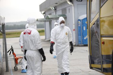 KLIA, Malezya - 22 Mart 2020: İran 'dan Malezya' ya giden yolcuları görüntüleme operasyonu. Ulusal Afet Yönetim Ajansı NADMA altında Malezya itfaiye ve kurtarma departmanı tarafından yürütülen operasyonlar