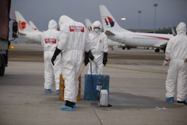 KLIA, Malezya - 22 Mart 2020: İran 'dan Malezya' ya giden yolcuları görüntüleme operasyonu. Ulusal Afet Yönetim Ajansı NADMA altında Malezya itfaiye ve kurtarma departmanı tarafından yürütülen operasyonlar