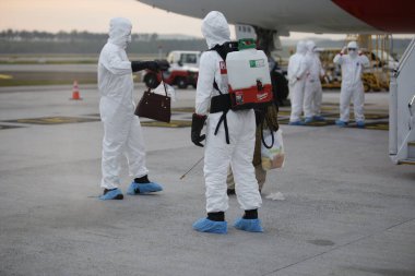 KLIA, Malezya - 22 Mart 2020: İran 'dan Malezya' ya giden yolcuları görüntüleme operasyonu. Ulusal Afet Yönetim Ajansı NADMA altında Malezya itfaiye ve kurtarma departmanı tarafından yürütülen operasyonlar