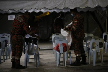 KLIA, Malezya - 22 Mart 2020 Yolcu uçuşlarını görüntüleme operasyonu. Ulusal Afet Yönetim Ajansı NADMA altında Malezya itfaiye ve kurtarma departmanı tarafından yürütülen operasyonlar