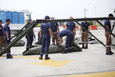 KLIA, Malezya - 22 Mart 2020 Yolcu uçuşlarını görüntüleme operasyonu. Ulusal Afet Yönetim Ajansı NADMA altında Malezya itfaiye ve kurtarma departmanı tarafından yürütülen operasyonlar