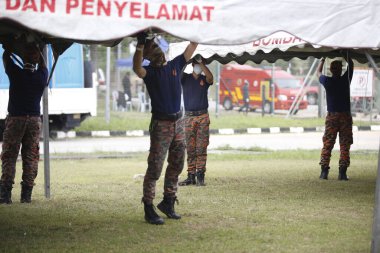 KLIA, Malezya - 22 Mart 2020 Yolcu uçuşlarını görüntüleme operasyonu. Ulusal Afet Yönetim Ajansı NADMA altında Malezya itfaiye ve kurtarma departmanı tarafından yürütülen operasyonlar