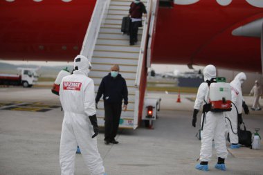 KLIA, Malezya - 22 Mart 2020: İran 'dan Malezya' ya giden yolcuları görüntüleme operasyonu. Ulusal Afet Yönetim Ajansı NADMA altında Malezya itfaiye ve kurtarma departmanı tarafından yürütülen operasyonlar