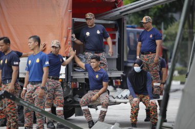 KLIA, Malezya - 22 Mart 2020 Yolcu uçuşlarını görüntüleme operasyonu. Ulusal Afet Yönetim Ajansı NADMA altında Malezya itfaiye ve kurtarma departmanı tarafından yürütülen operasyonlar