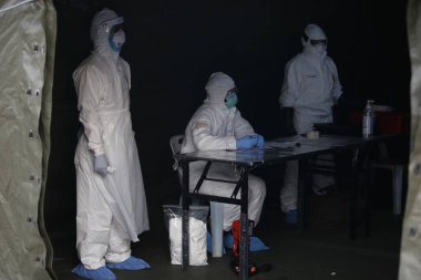 KLIA, Malezya - 22 Mart 2020: İran 'dan Malezya' ya giden yolcuları görüntüleme operasyonu. Ulusal Afet Yönetim Ajansı NADMA altında Malezya itfaiye ve kurtarma departmanı tarafından yürütülen operasyonlar