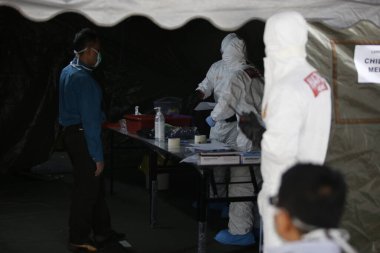 KLIA, Malezya - 22 Mart 2020: İran 'dan Malezya' ya giden yolcuları görüntüleme operasyonu. Ulusal Afet Yönetim Ajansı NADMA altında Malezya itfaiye ve kurtarma departmanı tarafından yürütülen operasyonlar