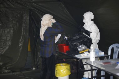 KLIA, Malezya - 22 Mart 2020: İran 'dan Malezya' ya giden yolcuları görüntüleme operasyonu. Ulusal Afet Yönetim Ajansı NADMA altında Malezya itfaiye ve kurtarma departmanı tarafından yürütülen operasyonlar