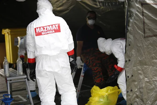 KLIA, Malezya - 22 Mart 2020: İran 'dan Malezya' ya giden yolcuları görüntüleme operasyonu. Ulusal Afet Yönetim Ajansı NADMA altında Malezya itfaiye ve kurtarma departmanı tarafından yürütülen operasyonlar