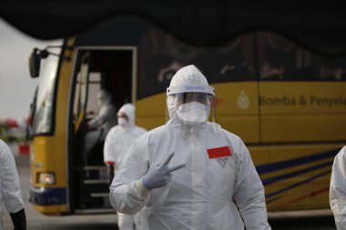 KLIA, Malezya - 22 Mart 2020: İran 'dan Malezya' ya giden yolcuları görüntüleme operasyonu. Ulusal Afet Yönetim Ajansı NADMA altında Malezya itfaiye ve kurtarma departmanı tarafından yürütülen operasyonlar