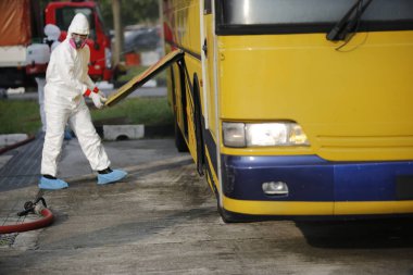 KLIA, Malezya - 22 Mart 2020: İran 'dan Malezya' ya giden yolcuları görüntüleme operasyonu. Ulusal Afet Yönetim Ajansı NADMA altında Malezya itfaiye ve kurtarma departmanı tarafından yürütülen operasyonlar