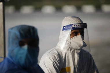 KLIA, Malezya - 22 Mart 2020: İran 'dan Malezya' ya giden yolcuları görüntüleme operasyonu. Ulusal Afet Yönetim Ajansı NADMA altında Malezya itfaiye ve kurtarma departmanı tarafından yürütülen operasyonlar