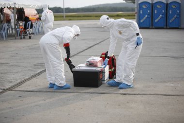 KLIA, Malezya - 22 Mart 2020: İran 'dan Malezya' ya giden yolcuları görüntüleme operasyonu. Ulusal Afet Yönetim Ajansı NADMA altında Malezya itfaiye ve kurtarma departmanı tarafından yürütülen operasyonlar