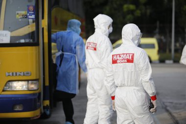 KLIA, Malezya - 22 Mart 2020: İran 'dan Malezya' ya giden yolcuları görüntüleme operasyonu. Ulusal Afet Yönetim Ajansı NADMA altında Malezya itfaiye ve kurtarma departmanı tarafından yürütülen operasyonlar
