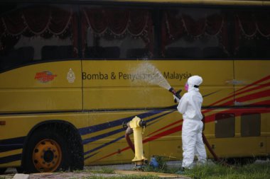 KLIA, Malezya - 22 Mart 2020: İran 'dan Malezya' ya giden yolcuları görüntüleme operasyonu. Ulusal Afet Yönetim Ajansı NADMA altında Malezya itfaiye ve kurtarma departmanı tarafından yürütülen operasyonlar