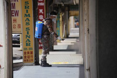 Seremban, Malezya - 31 Mart 2020: Covid-19 'un yayılmasını önlemek için Seeremban' da halka açık alanda Malezya İtfaiye ve Kurtarma Dairesi tarafından yapılan hijyenik operasyonlar.