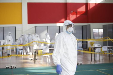 KLIA, Malezya - 22 Mart 2020: İran 'dan Malezya' ya giden yolcuları görüntüleme operasyonu. Ulusal Afet Yönetim Ajansı NADMA altında Malezya itfaiye ve kurtarma departmanı tarafından yürütülen operasyonlar