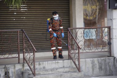SEREMBAN - 31 Mart 2020: Covid-19 'un yayılmasını engellemek için Malezya İtfaiye ve Kurtarma Birimi' nin tüm Seremban kentlerindeki Tehlikeli Özel Kuvvetler tarafından arındırma operasyonları.