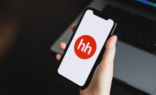 Logo der Headhunter-App auf dem Smartphone-Bildschirm. — Stockfoto
