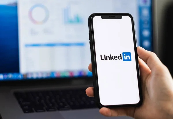 Logotipo do aplicativo LinkedIn na tela do smartphone — Fotografia de Stock