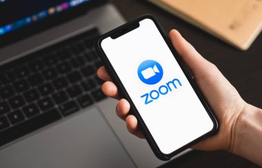 Akıllı telefon ekranında video konferans uygulaması logosunu yakınlaştır