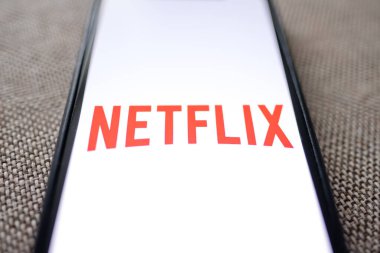 iPhone ekranında Netflix logosu.
