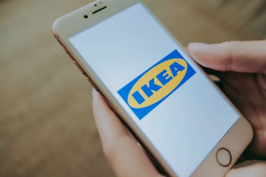 Akıllı telefon ekranında IKEA logosu.