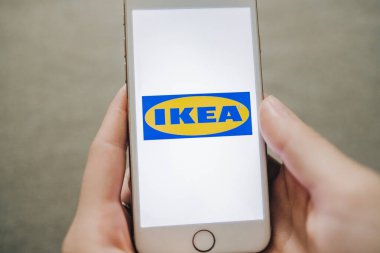 Akıllı telefon ekranında IKEA logosu.