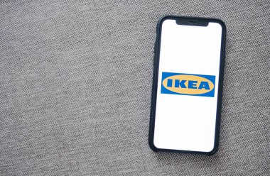 Akıllı telefon ekranında IKEA logosu.