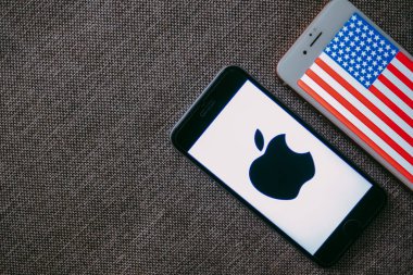 Apple logosu ve ABD bayrağı ekran iPhone 'unda.