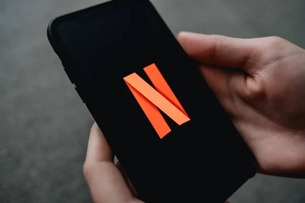 Netflix logotyp på iphone-skärmen. — Stockfoto