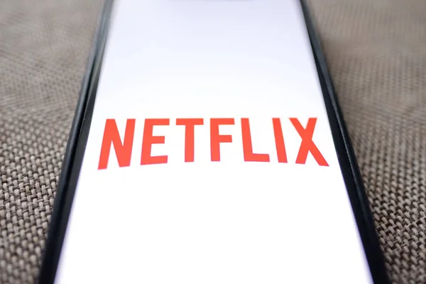 Logo de Netflix en la pantalla del iphone . —  Fotos de Stock