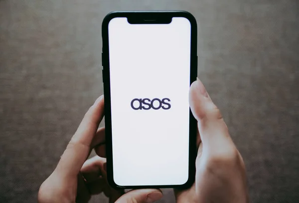 Logotipo ASOS na tela do iphone . — Fotografia de Stock