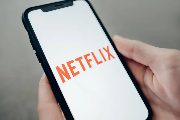 Logotipo da Netflix na tela do iphone . — Fotografia de Stock