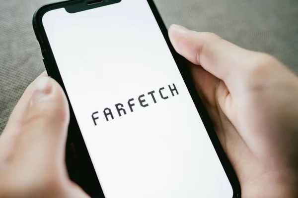Logotipo FARFETCH na tela do iphone . — Fotografia de Stock