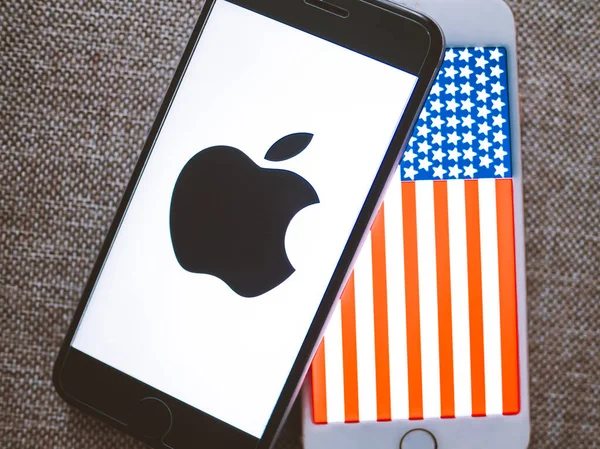 Логотип Apple и флаг США на экране iphone . — стоковое фото