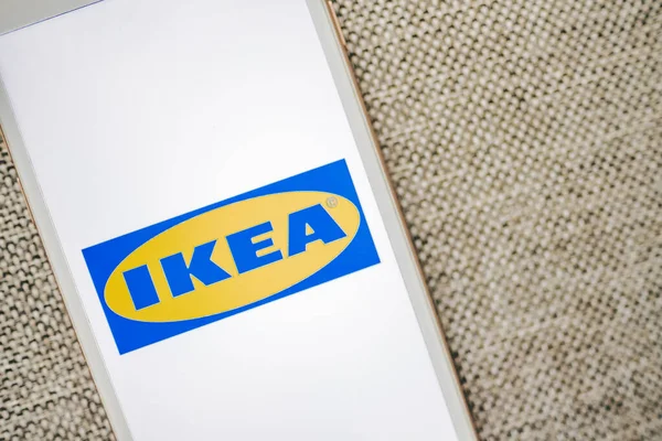 Logo de IKEA en la pantalla del smartphone . — Foto de Stock