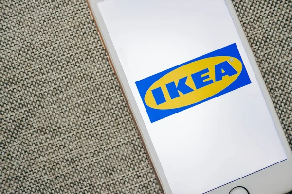 Akıllı telefon ekranında IKEA logosu.
