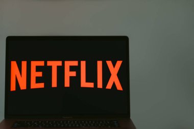 Dizüstü bilgisayarda Netflix logosu.
