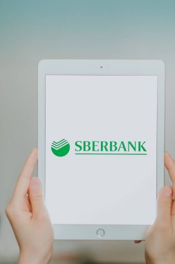 iPhone ekranında Sberbank logosu.