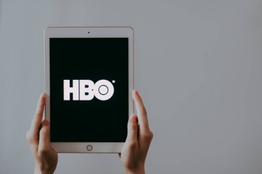 Eller HBO logo ekranlı iPad 'i tutuyor.