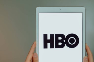 Eller HBO logo ekranlı iPad 'i tutuyor.