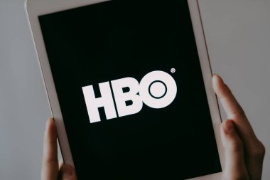 Eller HBO logo ekranlı iPad 'i tutuyor.