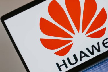 Huawei logosu dizüstü bilgisayarda..