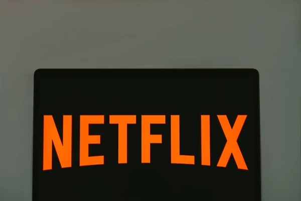 Netflix logo on the laptop screen. — Stock Photo, Image