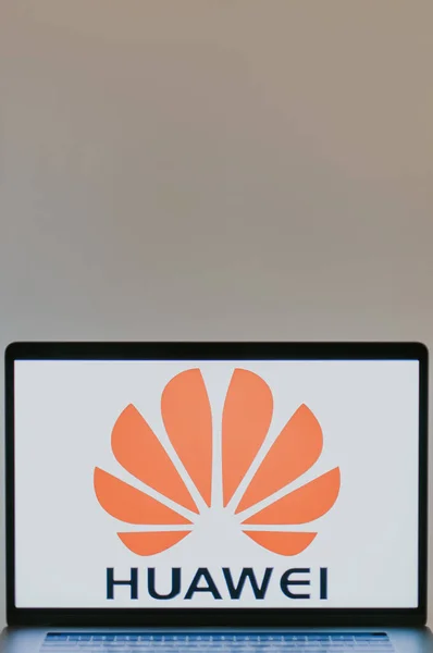 Логотип Huawei на экране ноутбука . — стоковое фото