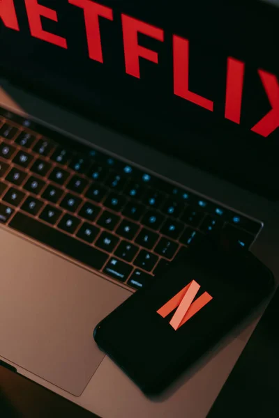 Smartphone and laptop with screen of Netflix logo. — Stock Photo, Image