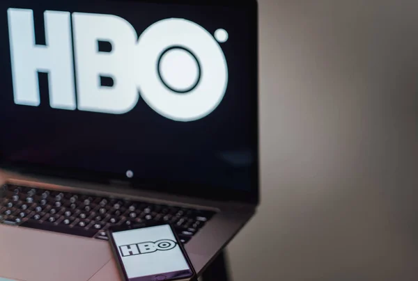 笔记本电脑屏幕上的HBO标志. — 图库照片