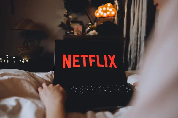 Logo Netflix na obrazovce notebooku. — Stock fotografie