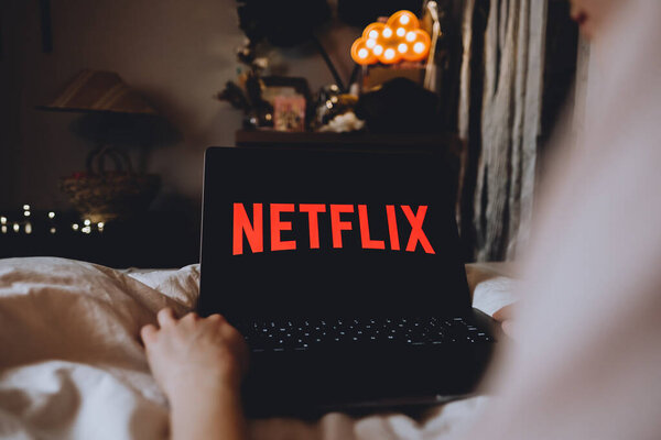 Логотип Netflix на экране ноутбука
.